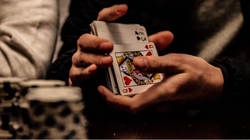 Lưu ý khi chơi game đánh bài nhiều người chơi